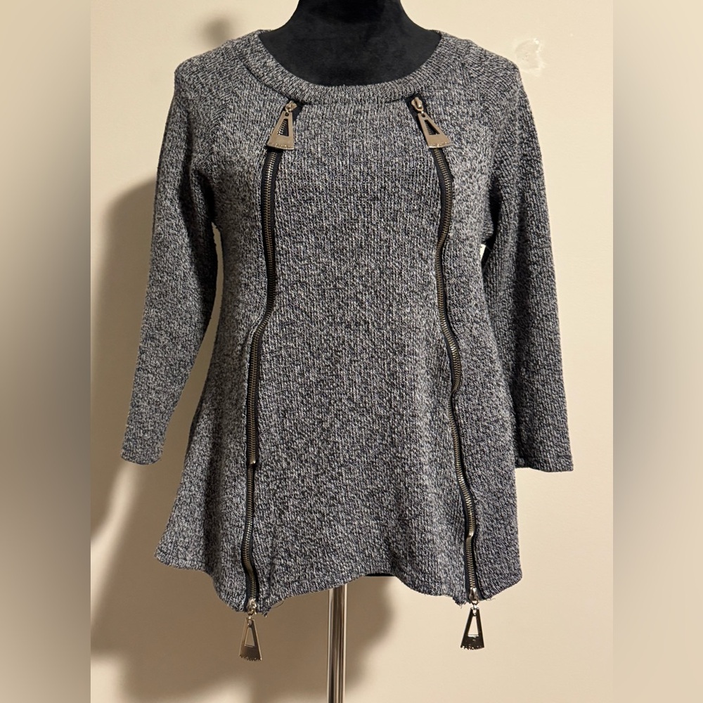 Preloved Gizel Gray and Black 3/4 Sleeve Zipper Sweater size M/L